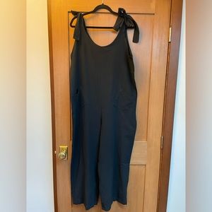Linen jumpsuit with shoulder ties. Loose fit, size M